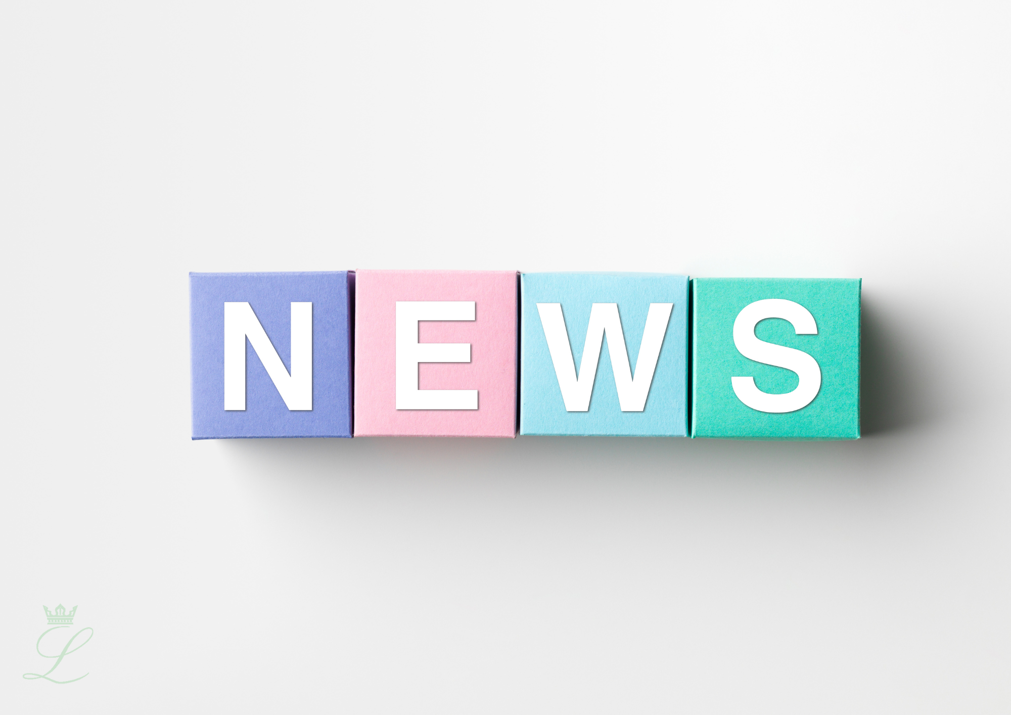 grauer Hintergrund, Fokus auf dem Wort NEWS, das mit bunten, quadratischen Bausteinen dargestellt wird.