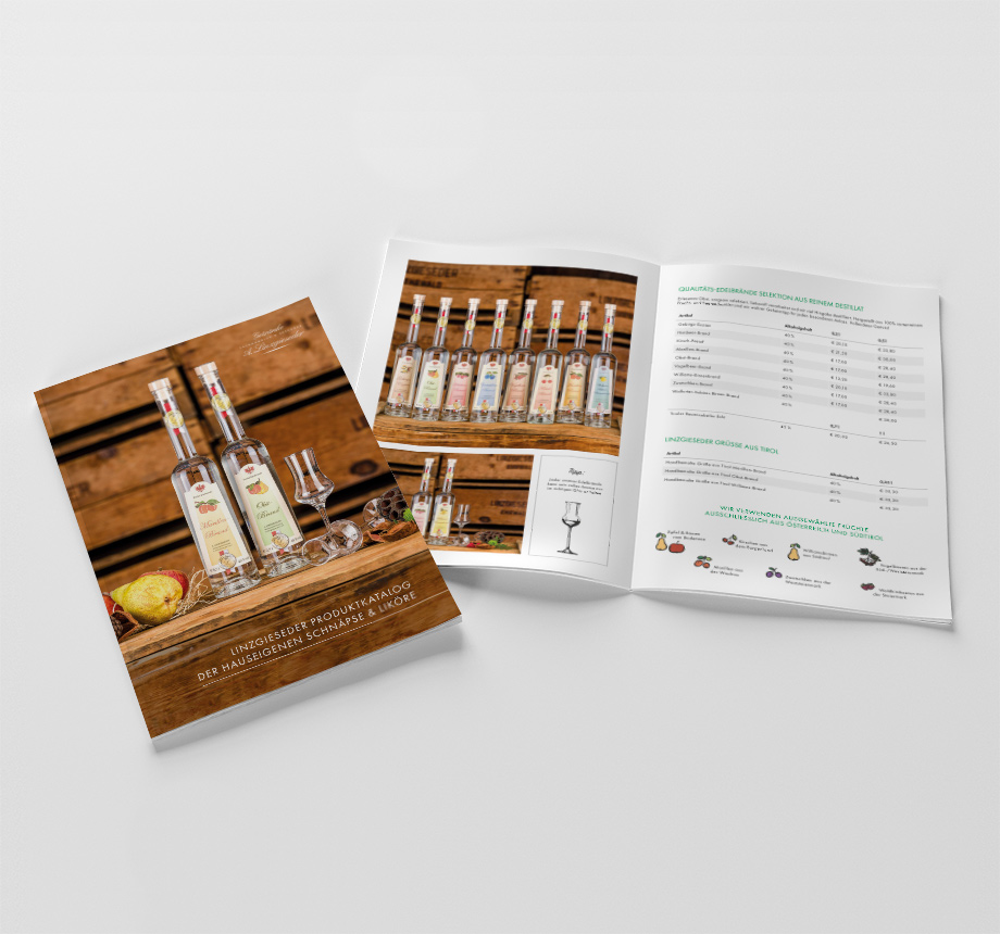 Zwei Produktkataloge von Linzgieseder: Links ist ein geschlossener Katalog zu sehen, auf dessen Hauptseite zwei Edelbrandflaschen und ein Selektionsglas abgebildet sind. Rechts ist der aufgeschlagene Katalog sichtbar, mit der linken Seite, die ein Foto vo