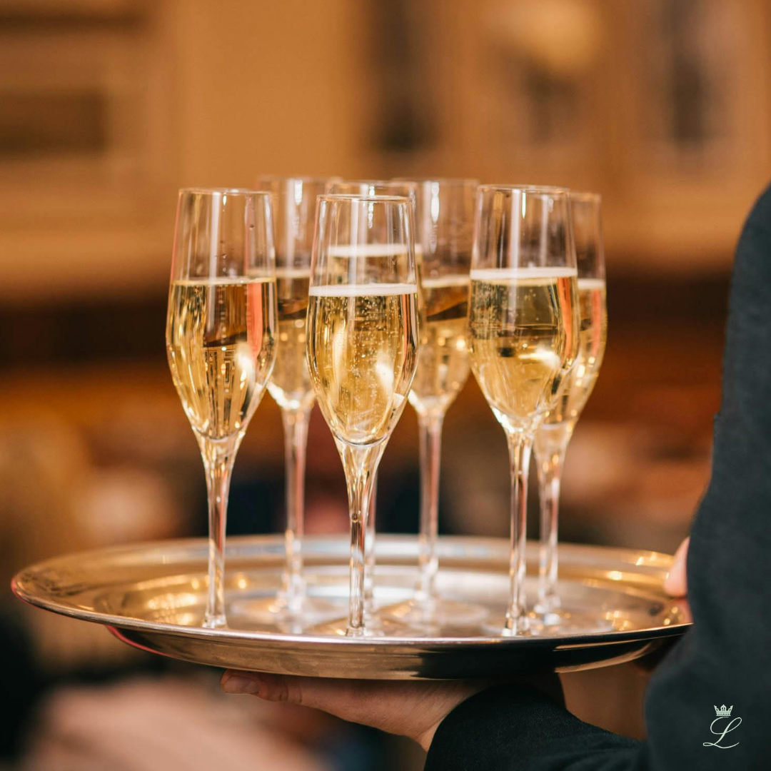 Sektgläser auf Tablett